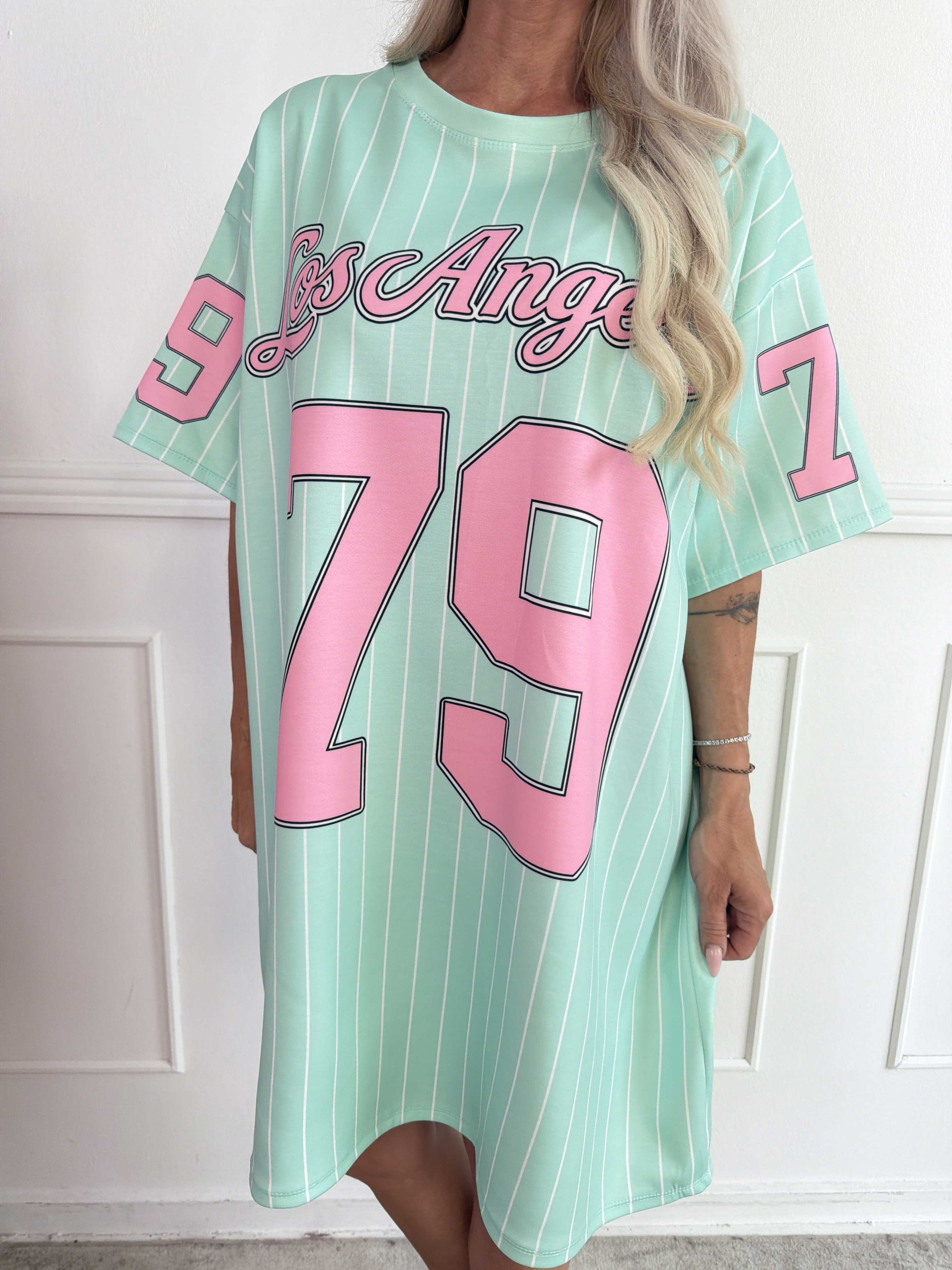 Andrea - T-shirtkjole i blød viskoseblanding med sporty baseball-inspireret design